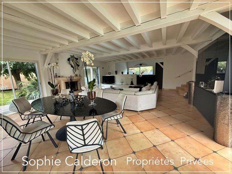 Maison - 250 m² - 9 pièces