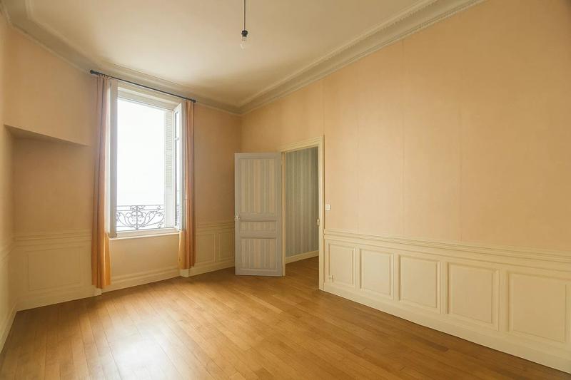 Maison - 220 m² - 11 pièces