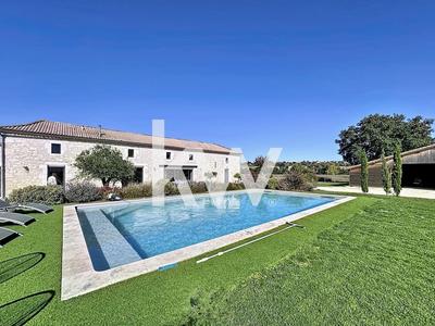 Maison - 956 m² - 10 pièces