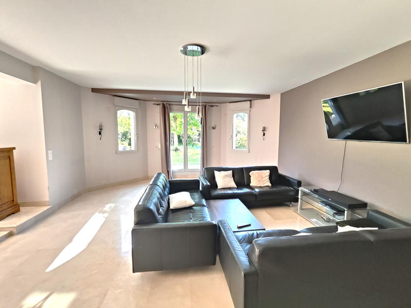 Maison - 250 m² - 9 pièces