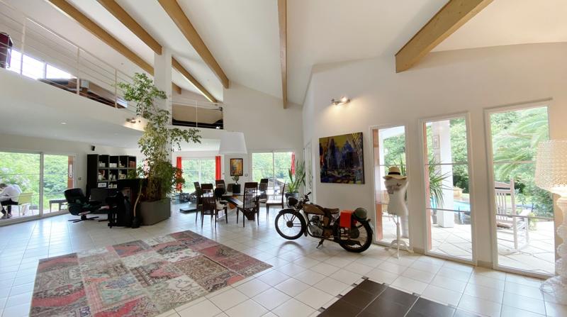 Maison contemporaine - 330 m² - 7 pièces