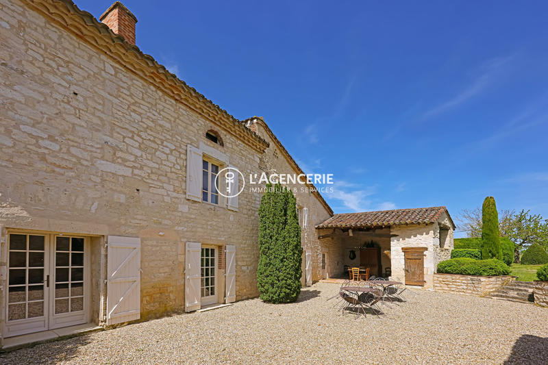 Maison - 360 m² - 12 pièces