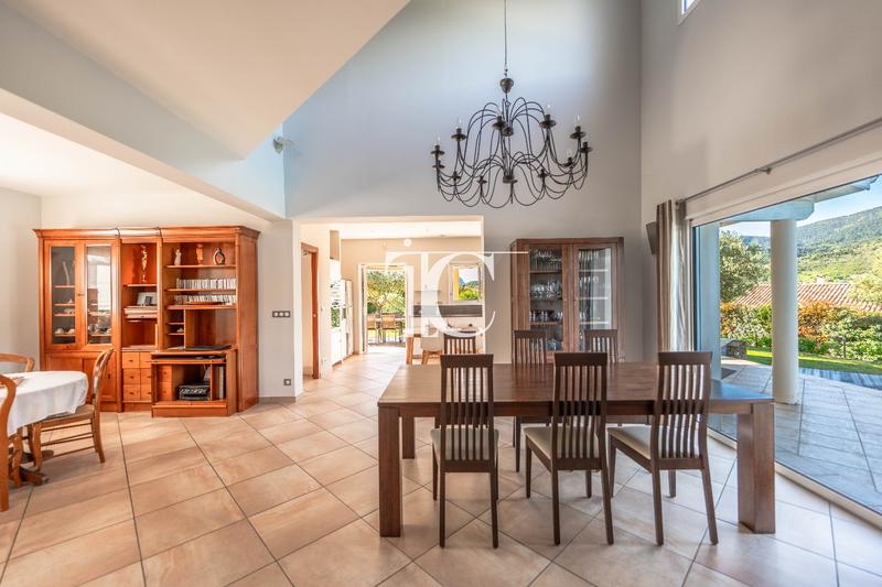 Maison - 260 m² - 6 pièces