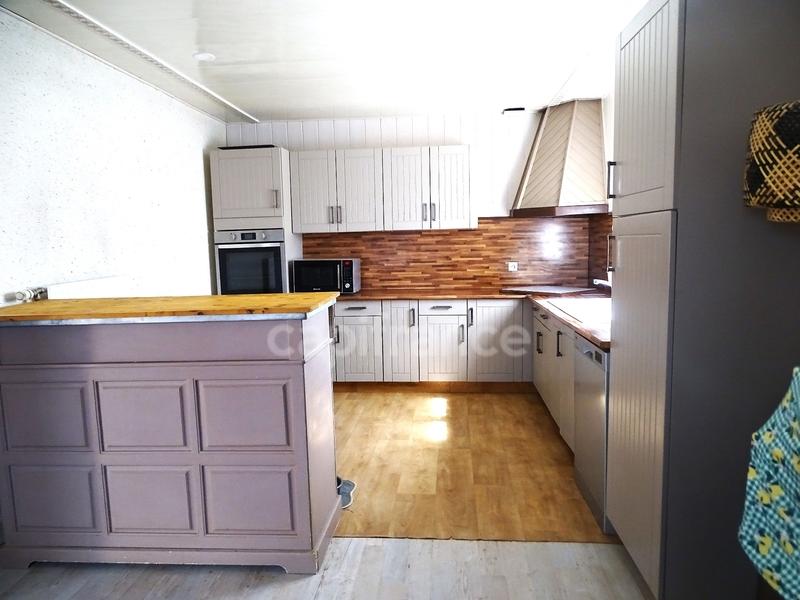 Maison - 222 m² - 8 pièces