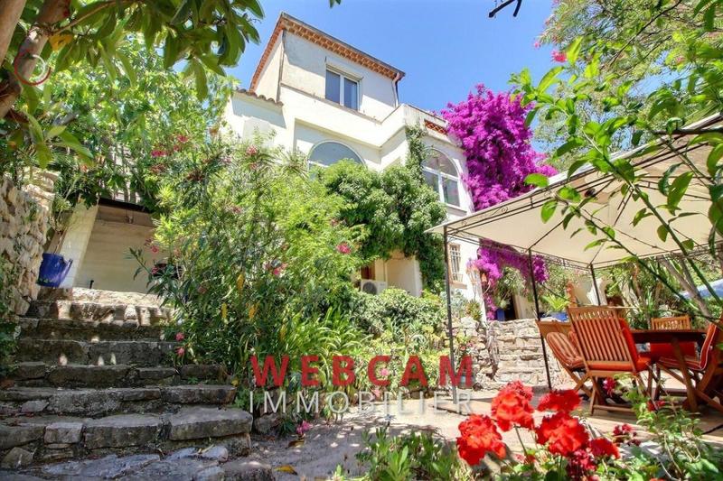 Propriété - 210 m² - 8 pièces