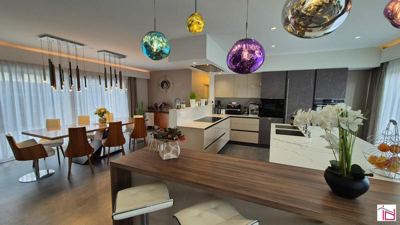 Villa - 277 m² - 9 pièces