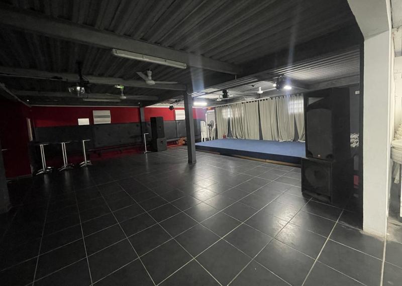 Local commercial - 677 m²