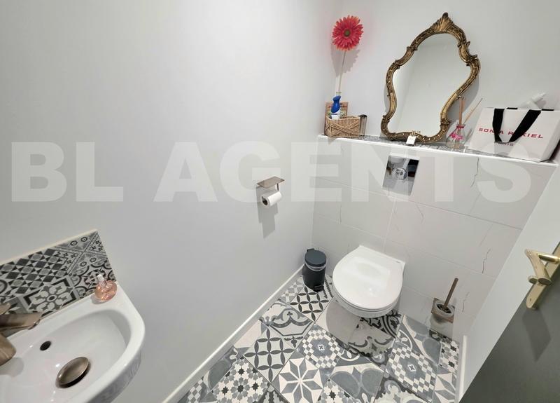 Maison - 300 m² - 8 pièces