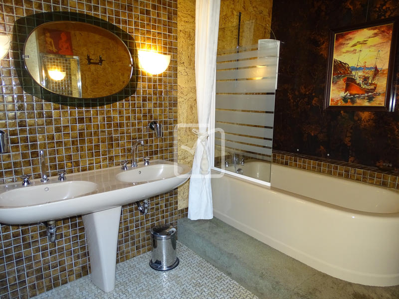 Maison - 233 m² - 8 pièces