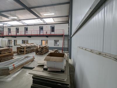 Entrepôt - 972 m² - 9 pièces