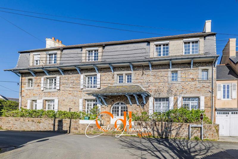 Maison - 240 m² - 8 pièces