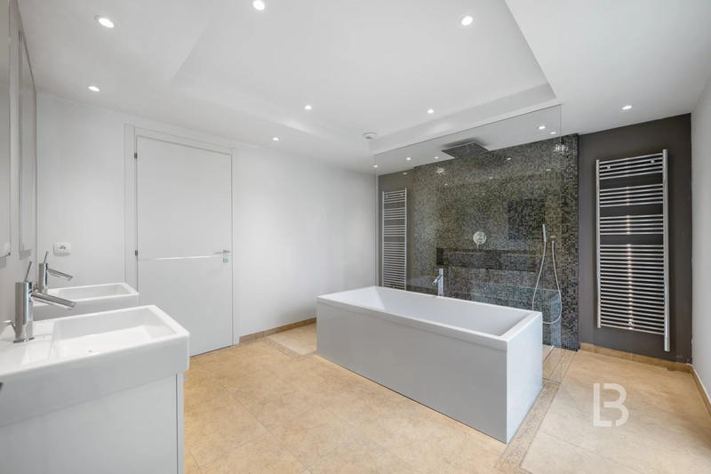 Maison - 588 m² - 8 pièces