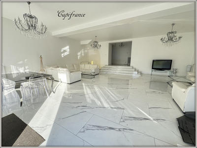 Maison - 305 m² - 8 pièces