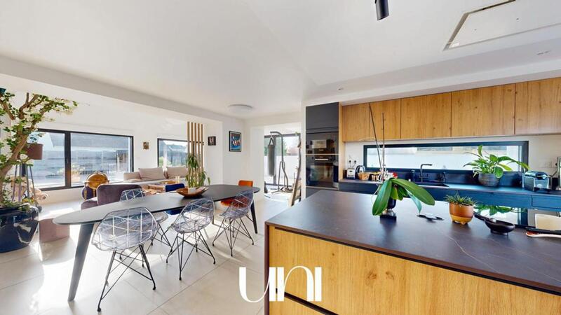 Maison - 222 m² - 6 pièces