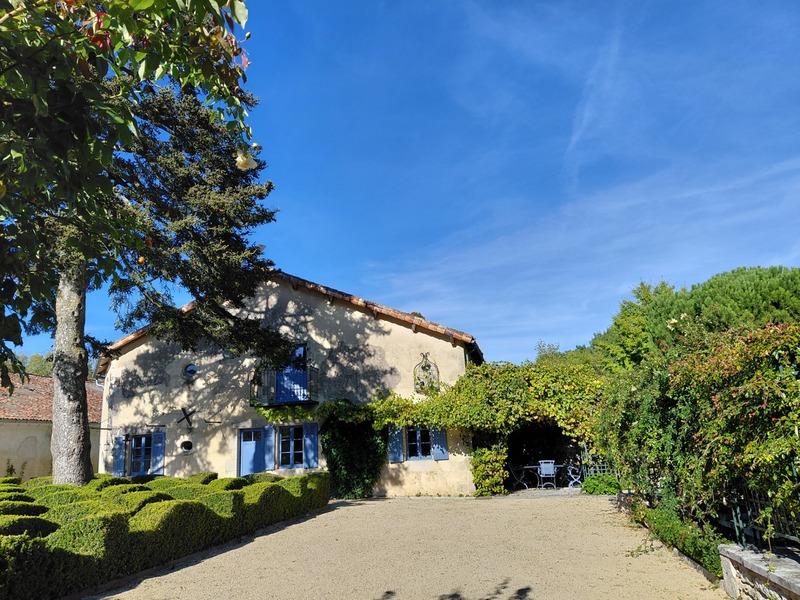 Maison - 205 m² - 9 pièces