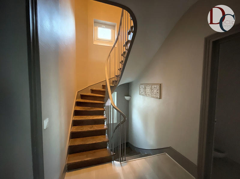 Maison - 185 m² - 9 pièces