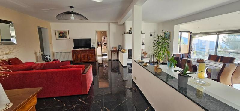 Maison - 143 m² - 6 pièces