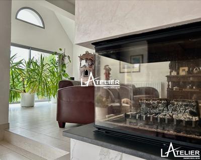 Demeure - 233 m² - 9 pièces