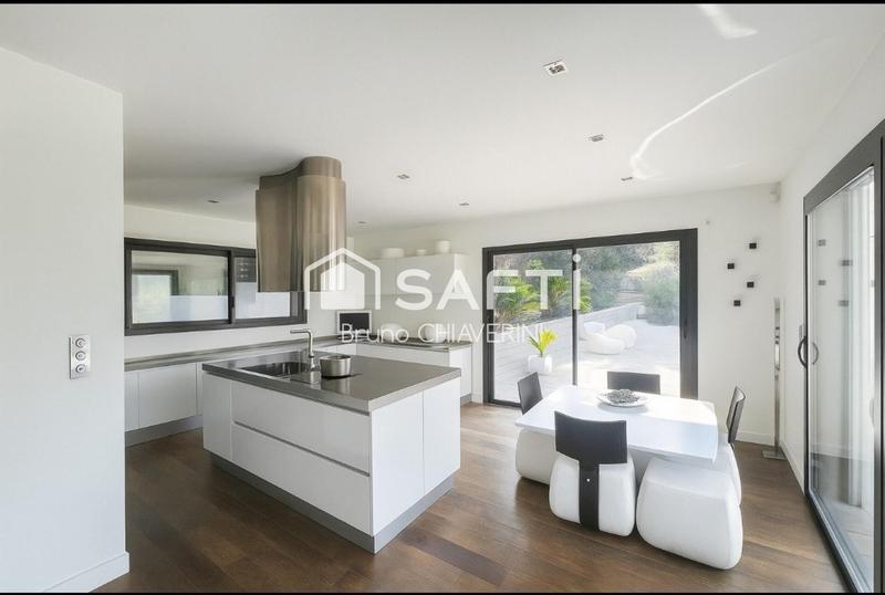 Maison - 219 m² - 4 pièces