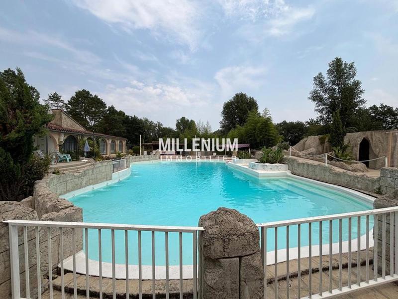 Maison - 2 400 m² - 15 pièces