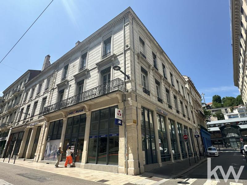 Appartement - 204 m² - 6 pièces