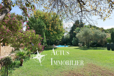 Maison - 233 m² - 8 pièces