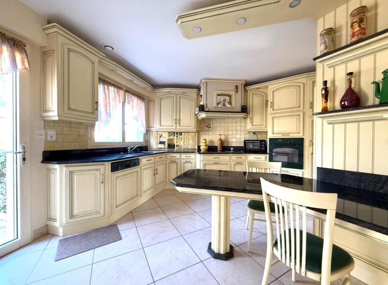 Maison - 254 m² - 12 pièces