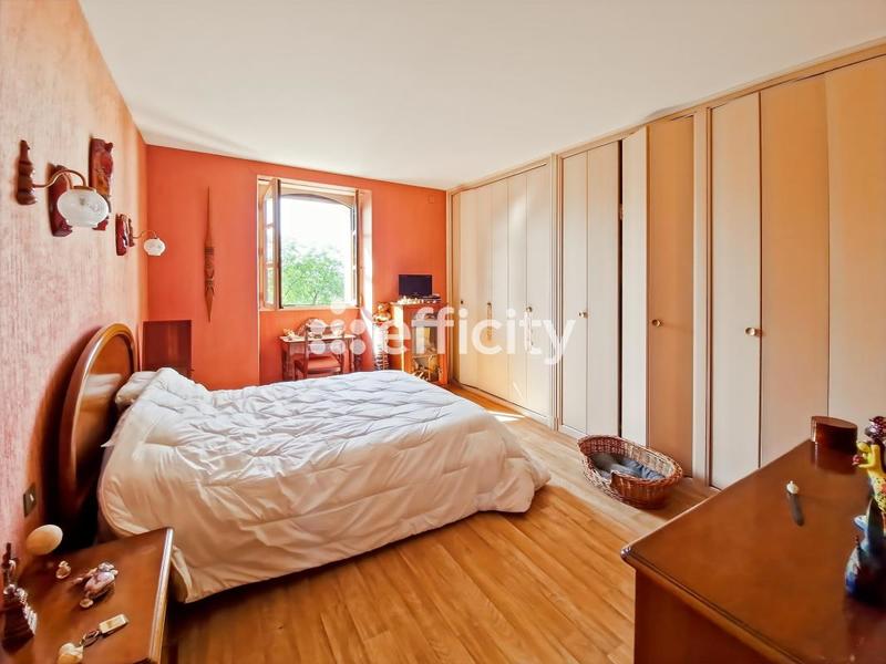 Maison - 245 m² - 11 pièces