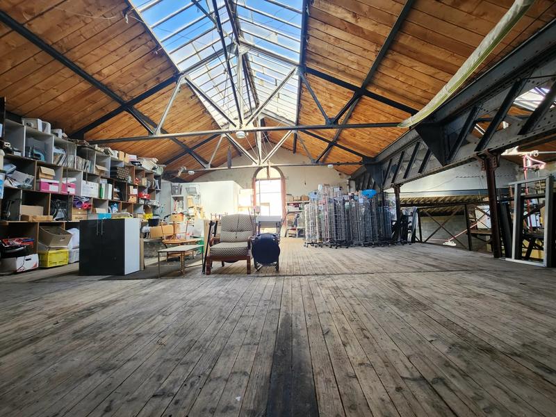 Entrepôt - 750 m² - 5 pièces