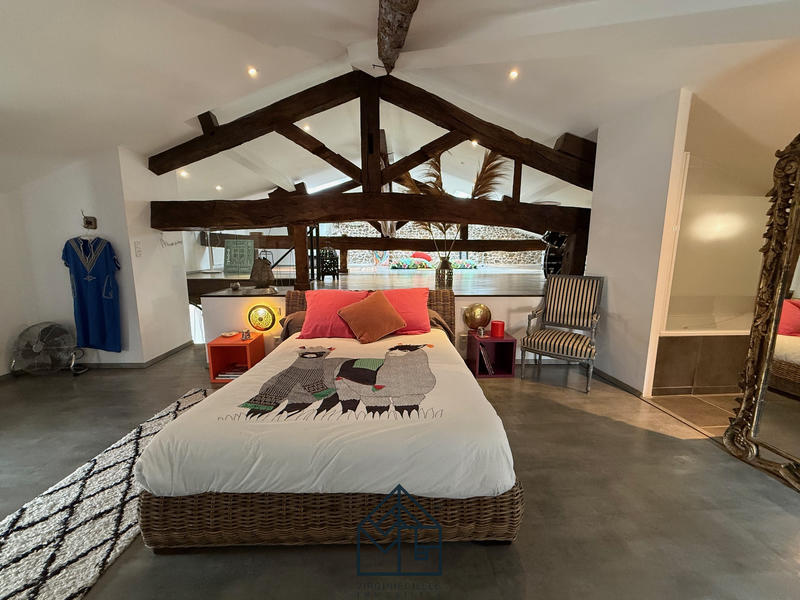 Maison - 400 m² - 7 pièces