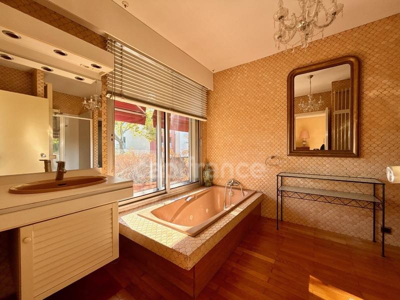 Maison - 245 m² - 10 pièces