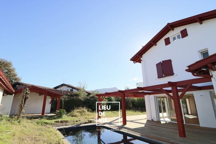 Maison ancienne - 325 m² - 9 pièces