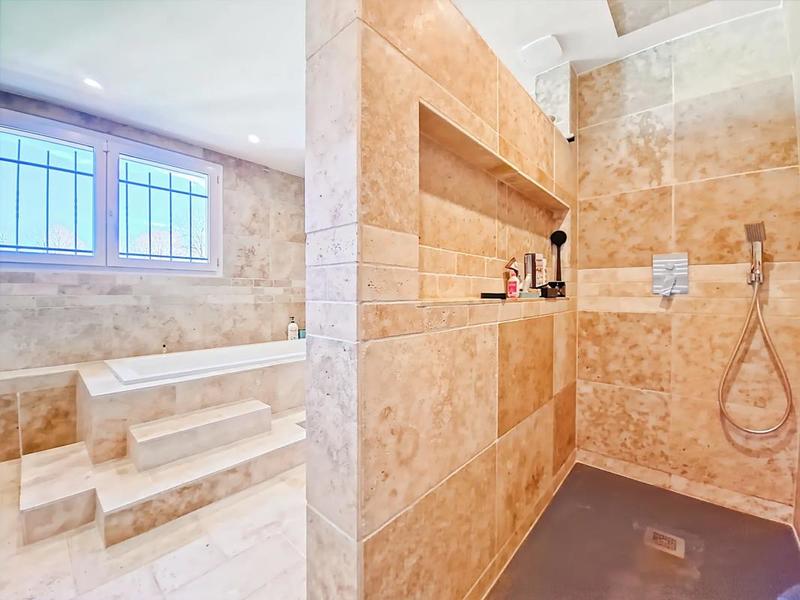 Maison - 220 m² - 7 pièces