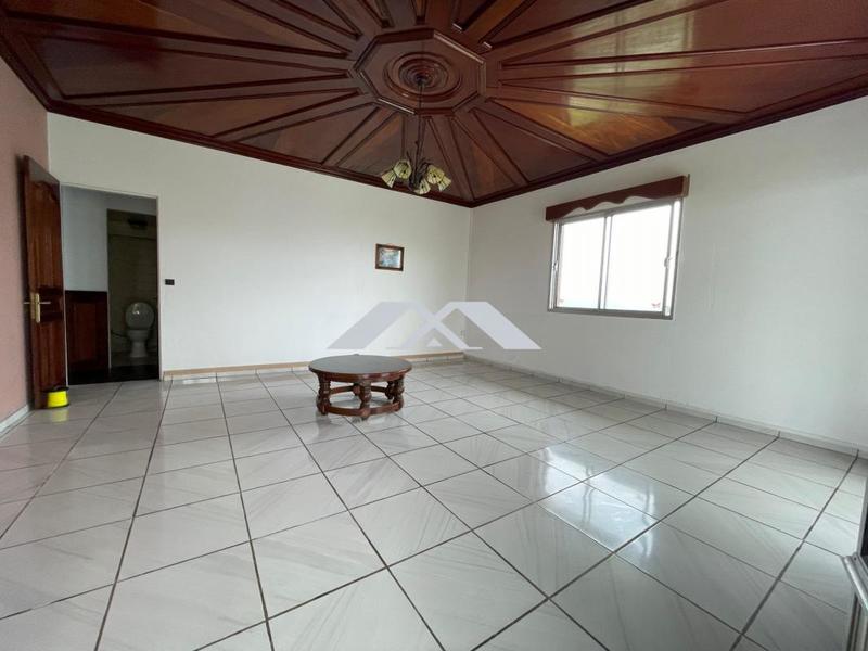 Maison traditionnelle - 251 m² - 7 pièces