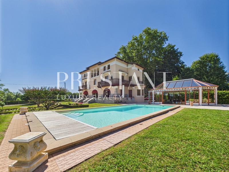 Maison - 470 m² - 15 pièces