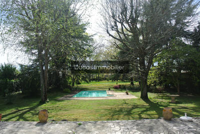 Maison - 221 m² - 8 pièces