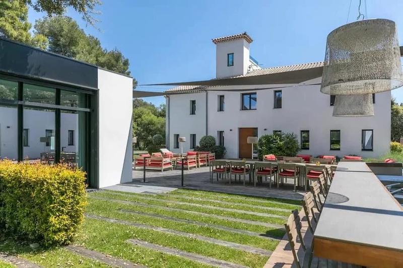 Maison - 1 000 m² - 15 pièces