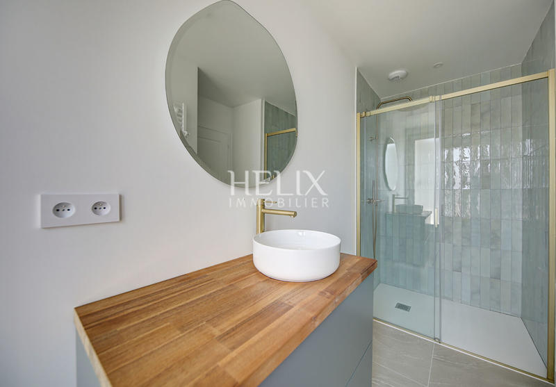 Maison - 383 m² - 9 pièces