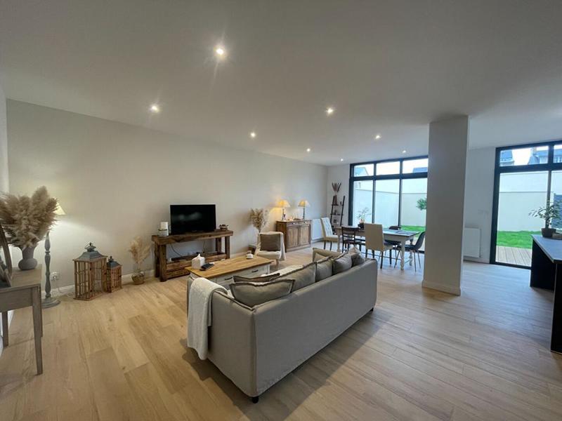 Maison - 222 m² - 8 pièces