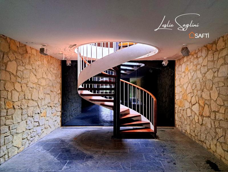 Maison - 3 087 m² - 14 pièces