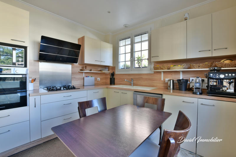 Maison - 250 m² - 10 pièces