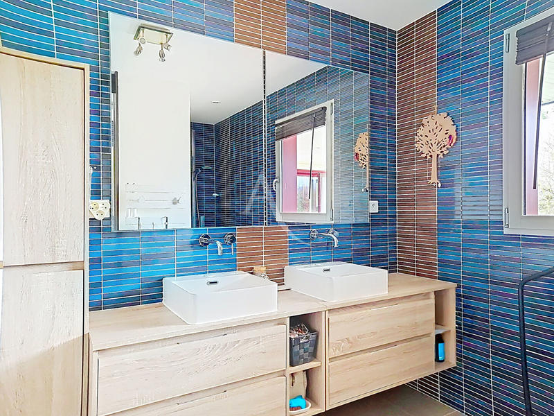 Maison - 215 m² - 7 pièces