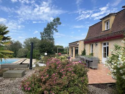 Maison - 375 m² - 10 pièces