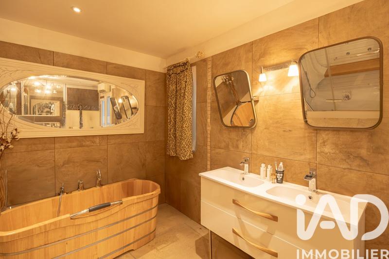 Maison - 423 m² - 8 pièces