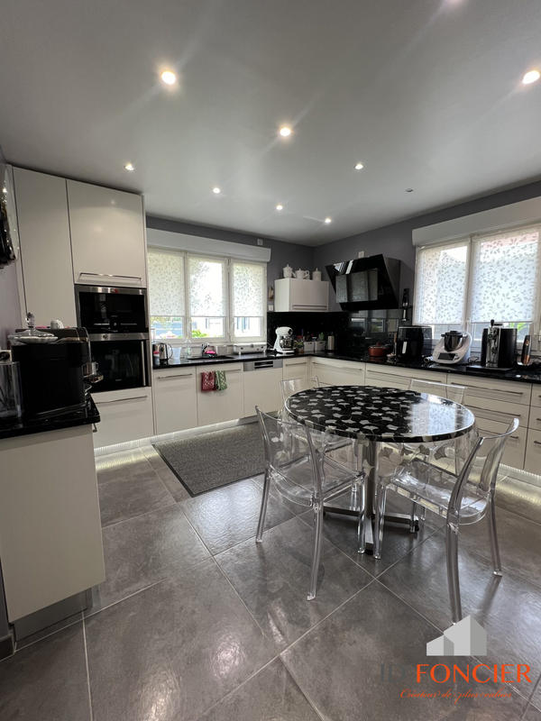 Maison - 220 m² - 9 pièces