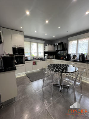 Maison - 220 m² - 9 pièces