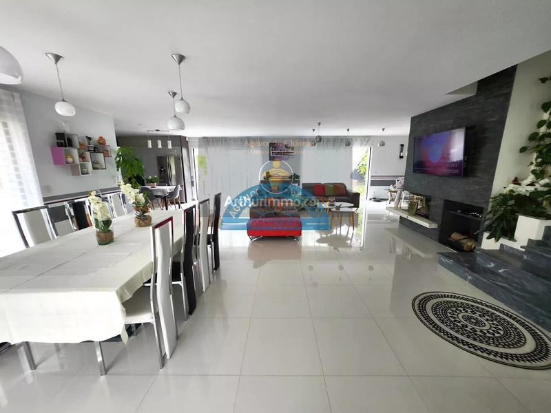 Maison - 240 m² - 9 pièces