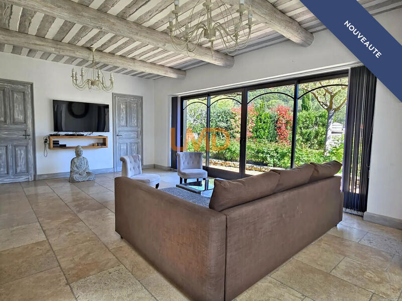 Propriété - 212 m² - 8 pièces