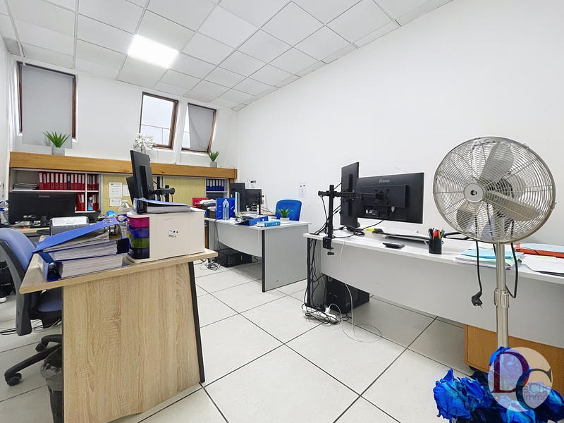 Local commercial - 210 m² - 9 pièces