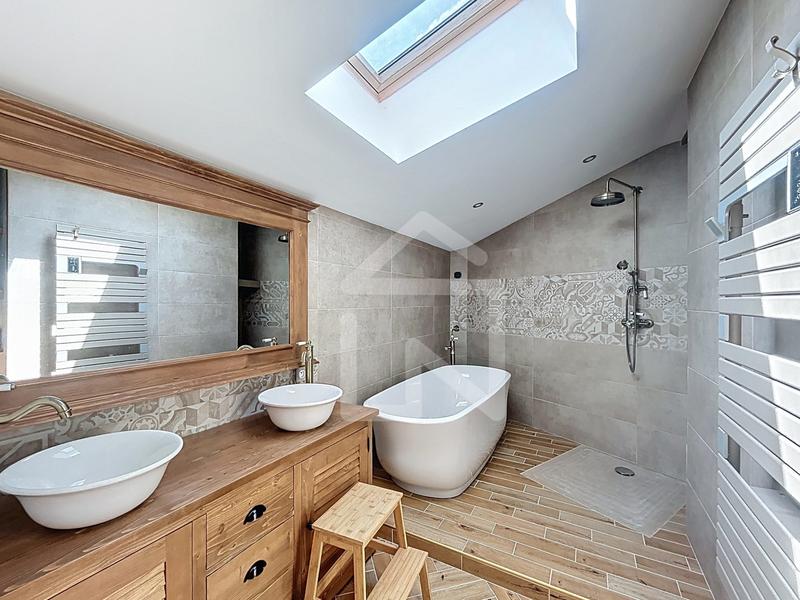 Maison - 247 m² - 6 pièces